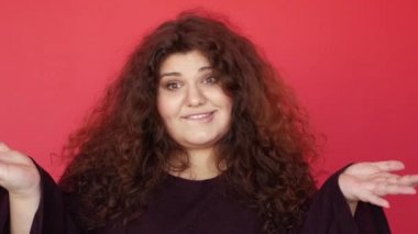 Üzgünüm omuz silkme, masum ve cüsseli bir kadın.