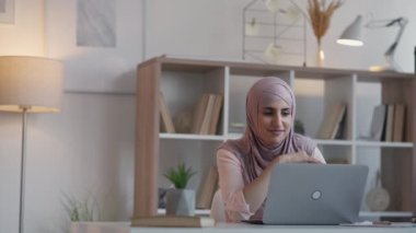 Video konferansı sanal kadın bilgisayar koçu.
