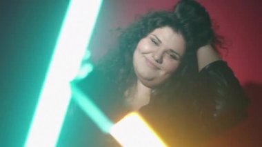 Parti gecesi eğlence, kıvrımlı dans eden kadın