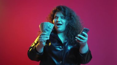 Piyango talihlisi internetten piyango kadını arıyor.