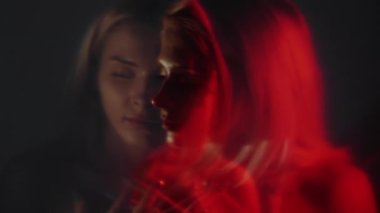 Neon ışıklı kadın gerçeküstü portre parlak kırmızı parıltı