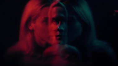 Çift kişilikli çoklu kimlikli kadın kırmızı neon