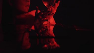 Alkol sorunu. Kötü alışkanlık. Kadın neon şarabı.