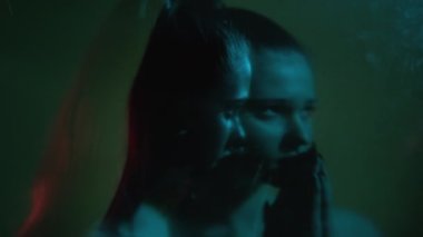 Çift kişilikli bipolar zihin üzgün kadın çığlık atıyor