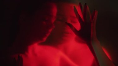 Kabus korkusu korkan kadın, kırmızı neon renkli karanlık perili.