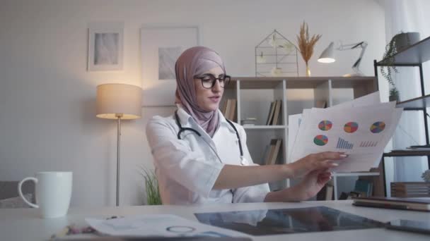Медичні карти медичного страхування жіночі графіки виклик — стокове відео