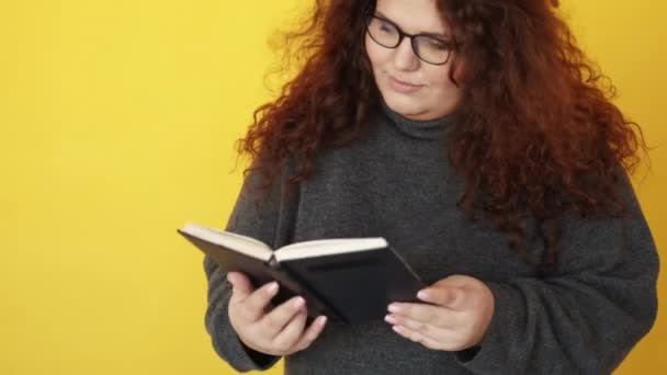 Lesen Hobby Studie Freizeit Smart kurvige Frau Buch — Stockvideo