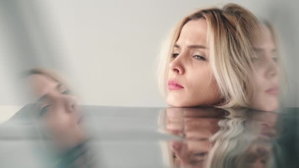 Mujer estresada desesperación ansiedad cara molesta espejo — Vídeos de Stock