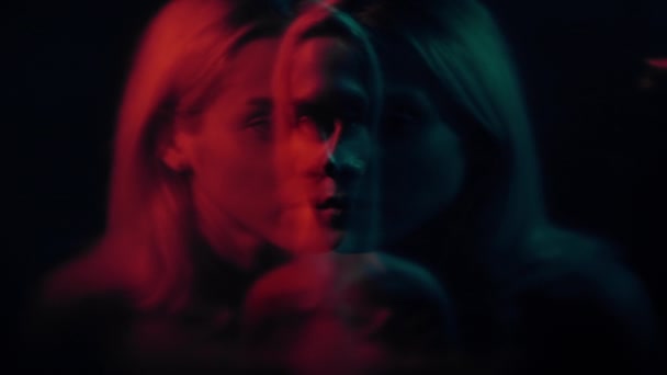 Duale Persönlichkeit multiple Identität Frau rot neon — Stockvideo