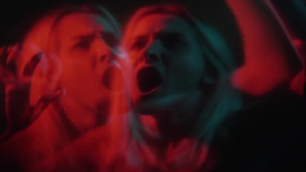 Espeluznante horror gritando mujer rojo neón luz oscuro — Vídeo de stock