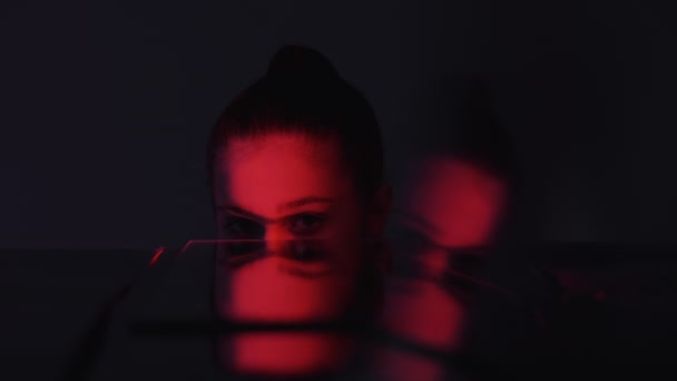 Mysterious woman surreal face eyes neon light — Vídeo de stock