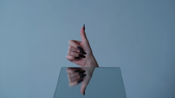 Великі пальці вгору рука, як жест жінка показує схвалення — стокове відео