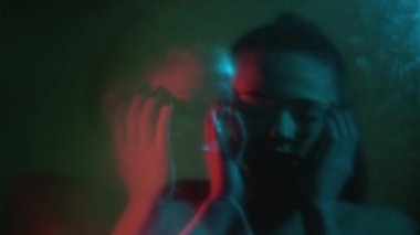 Şehvetli kadın yaratıcı portre güzelliği neon rengi.