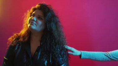 Kötü hediye Dalgın üzgün kıvrımlı kadın reddediyor hediyeyi