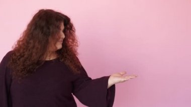 Reklamcılar artı cüsseli kadınlar