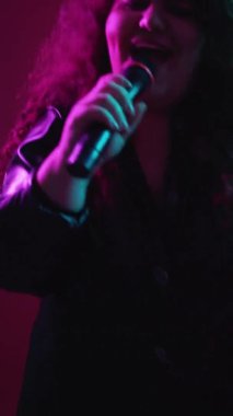 Şarkı söylemek hobi müzik eğlence kadını mikrofon