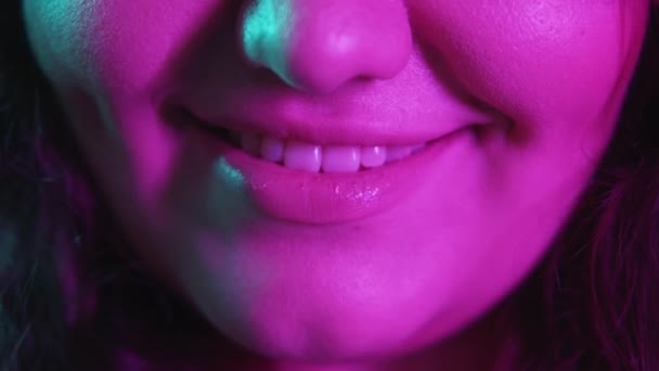 Tandverzorging tanden bleken mollig vrouw glimlach — Stockvideo