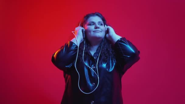 Music app funky lifestyle curvy woman headphones — Video Stock