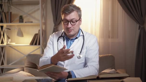 Educação on-line diagnóstico médico masculino pesquisa — Vídeo de Stock