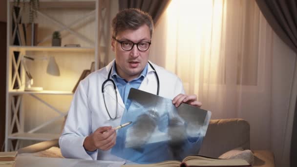 Online education male doctor diagnosis information — Vídeo de Stock