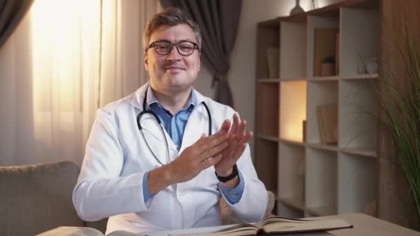 Bravo applause male doctor virtual congrats — Stock video