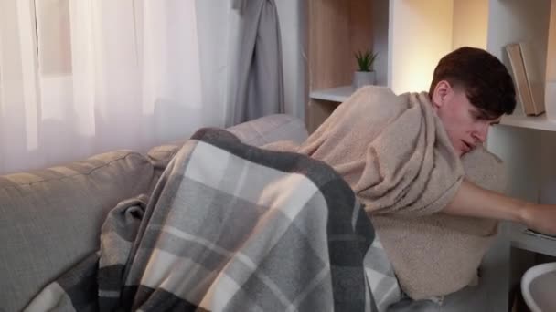 Зловити грип хворого чоловіка виснаженої інфекції — стокове відео