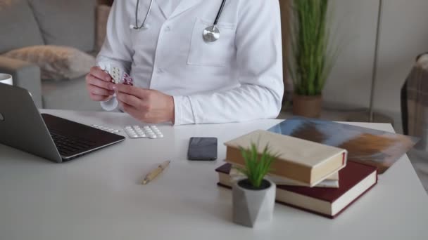 Tıbbi danışmanlık erkek doktor çevrimiçi toplantı — Stok video