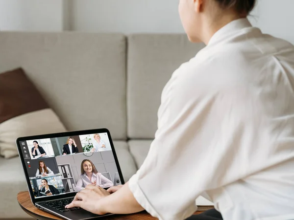 Événement d'affaires en ligne appel vidéo collègues féminines — Photo