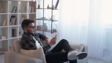 Video telefon görüşmesi yapan cep telefonu tamircisi.