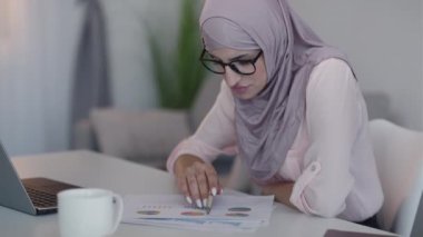 veri analizi hesap yöneticisi kadın dizüstü bilgisayar rapor etti