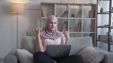 İnternette görüntülü sohbet laptopçu kadın kanepesi