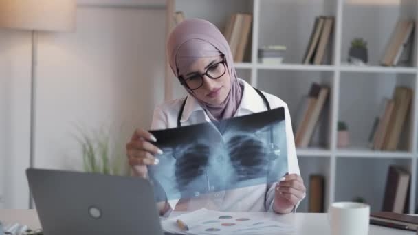 Radiología médico diagnóstico mujer rayos X — Vídeo de stock