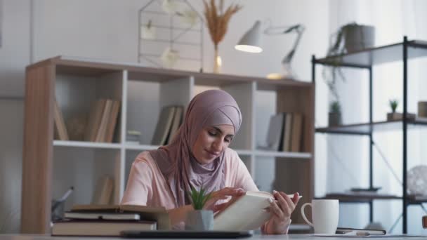 Lecture étudiant à domicile éducation femme livre bureau — Video