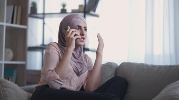 Απογοητευτικό τηλέφωνο υποστηρίζοντας αναστατωμένος γυναίκα στο σπίτι — Αρχείο Βίντεο