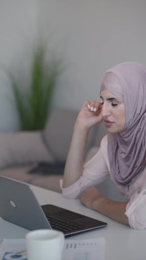 webinar eğitim sanal koç kadın dizüstü bilgisayar eve