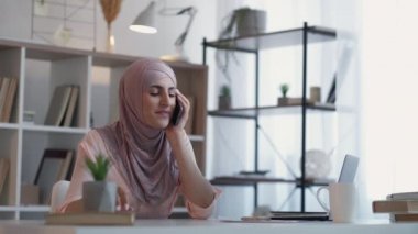 Telefonla konuşan iş kadını.