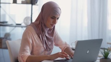 Uzak mesafelere çalışan kadın bilgisayarlı ev bilgisayarı