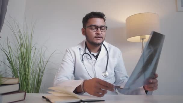 Онлайн-ліки віддалений лікар чоловік рентгенівський відеодзвінок — стокове відео