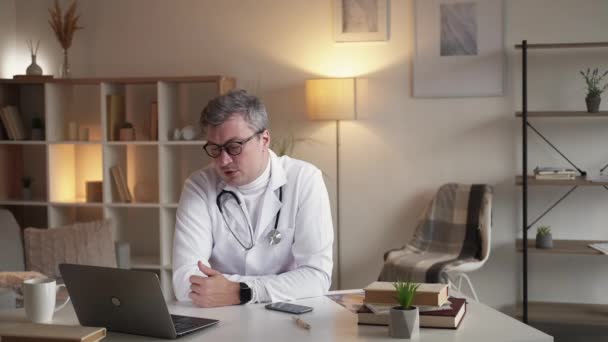 Online consultatie mannelijke arts medische ondersteuning — Stockvideo