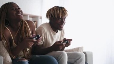 Hafta sonu evde oyun oynayan eğlence çifti