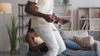 Birlikte video oyunu oynayarak hobi hafta sonu geçiriyoruz.