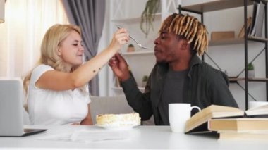 Tatlı öğrencileri öğle yemeği yiyor.