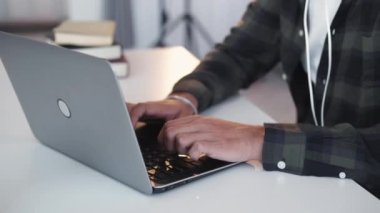 Bilgisayar çalışması online öğrenim adamı elle yazma masası