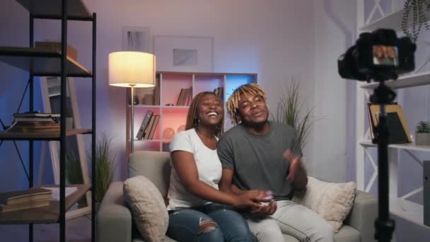 Couple vlog home live streaming influencers camera — Stok video