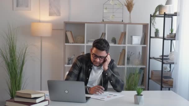 Pression de travail épuisé employé homme ordinateur portable bureau — Video