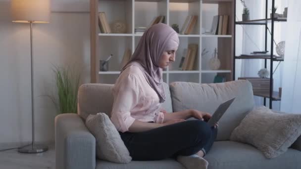 Інтернет перегляд ноутбука дозвілля жінка диван додому — стокове відео