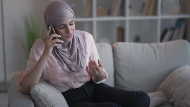 Teléfono hablar celular comunicación mujer casa sofá — Vídeo de stock