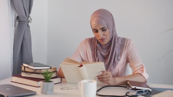 Medizin Ausbildung Krankenschwester Prüfung Frau Buch lesen — Stockvideo