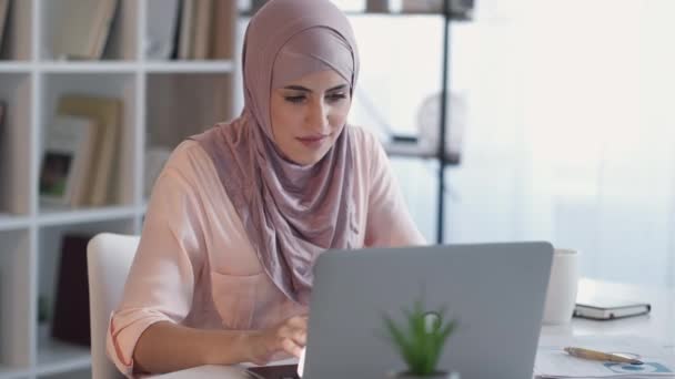 Travail à domicile freelance emploi femme ordinateur portable en ligne — Video