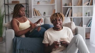 Ev hayatı, çift eğlencesi, gürültücü erkek video oyunu.